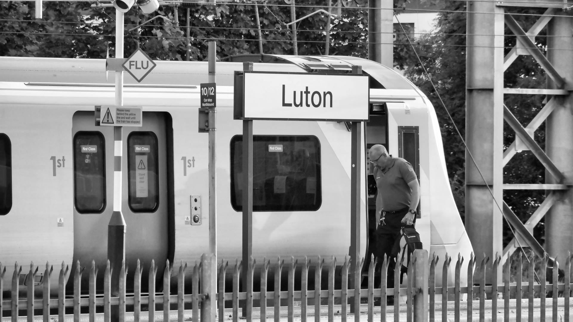 Luton Eightfold Train at Luton railway station platform